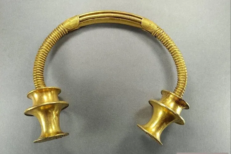 A remarkable Discovery: 2,500-Year-Old Gold Jewelry Unearthed by Plumber in Spain